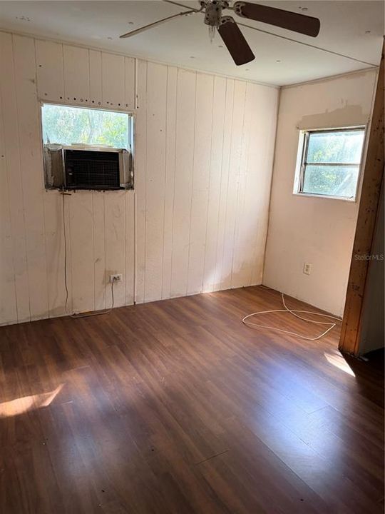 На продажу: $179,900 (1.21 acres)