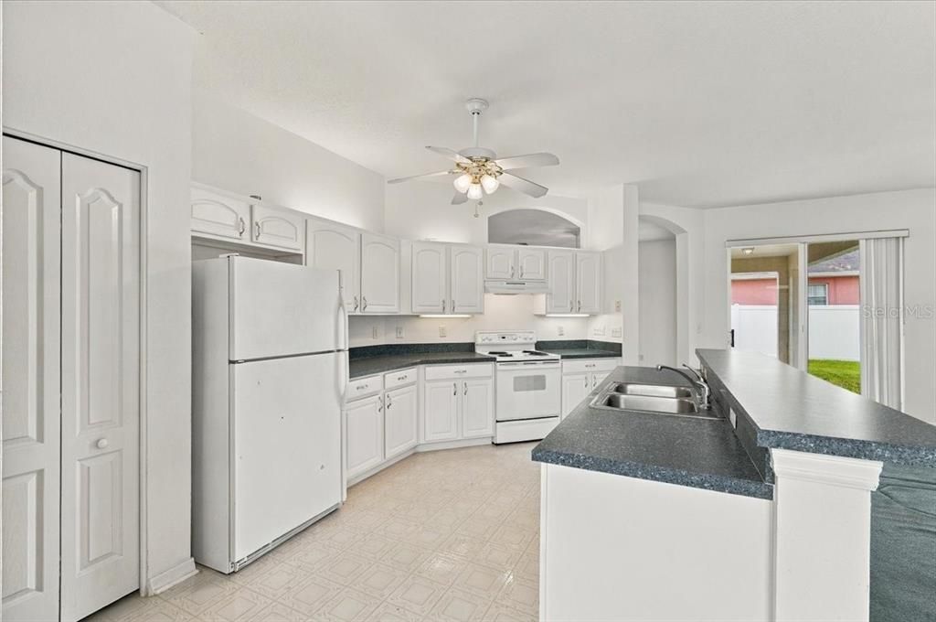 На продажу: $339,000 (4 спален, 2 ванн, 1787 Квадратных фут)