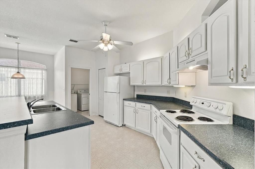 На продажу: $339,000 (4 спален, 2 ванн, 1787 Квадратных фут)