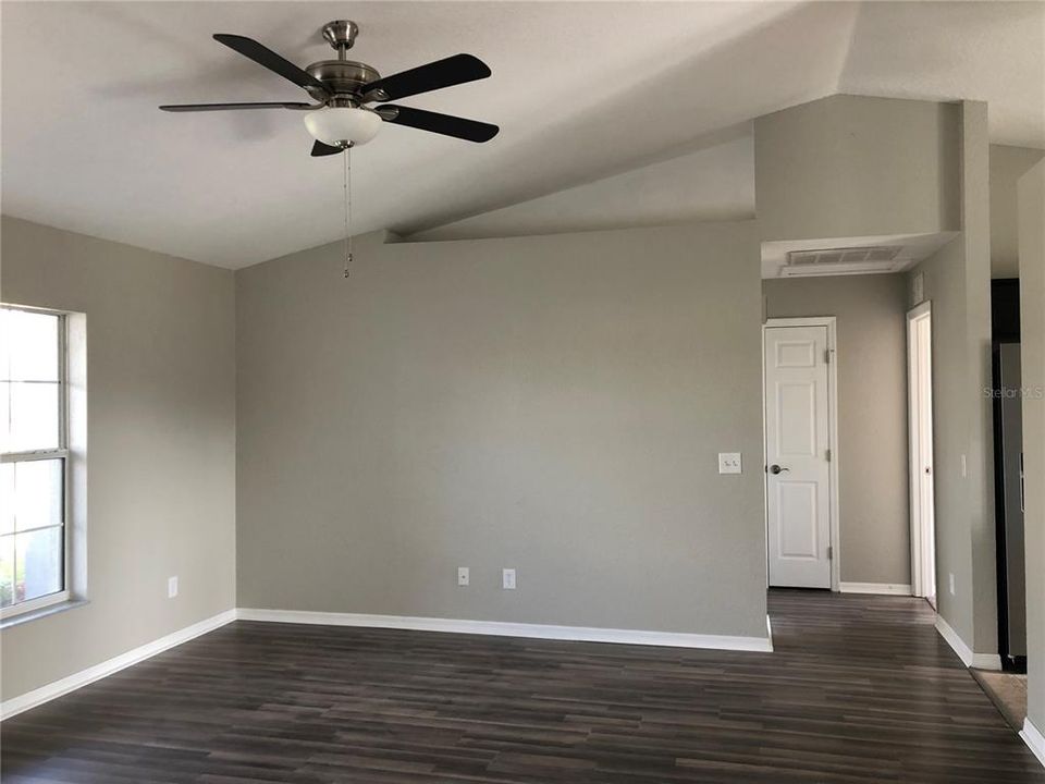 For Rent: $1,900 (3 beds, 2 baths, 1215 Square Feet)