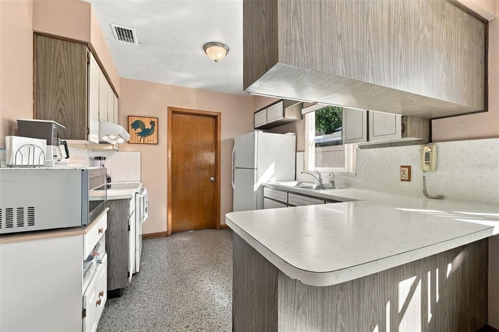 На продажу: $379,900 (3 спален, 1 ванн, 1082 Квадратных фут)