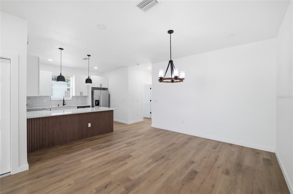 For Rent: $2,000 (3 beds, 2 baths, 1395 Square Feet)