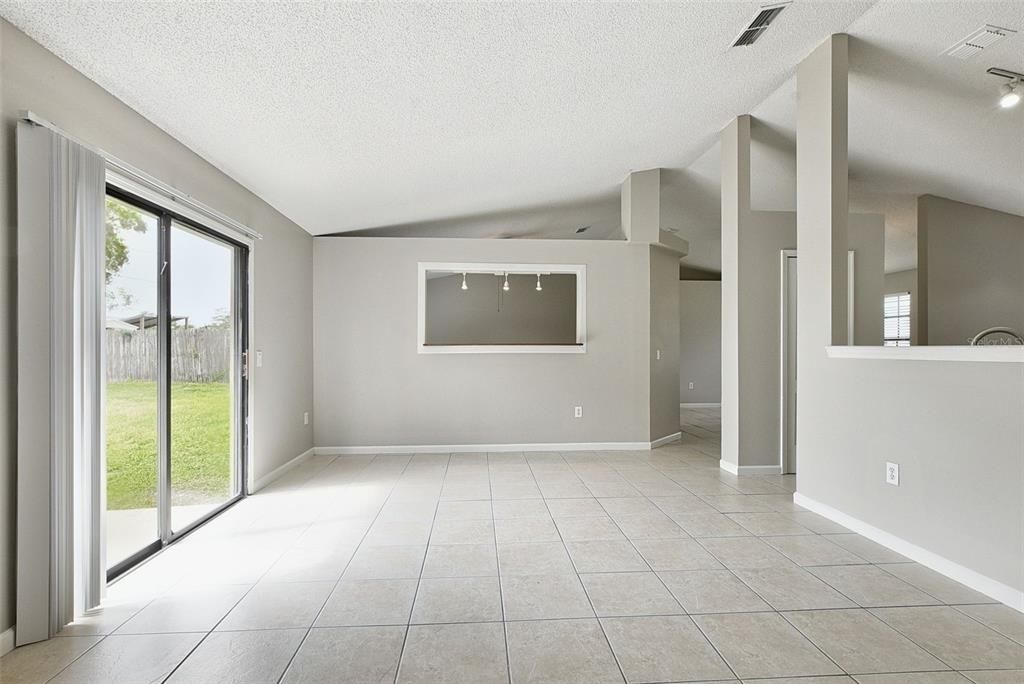 En Venta: $295,000 (3 camas, 2 baños, 1561 Pies cuadrados)