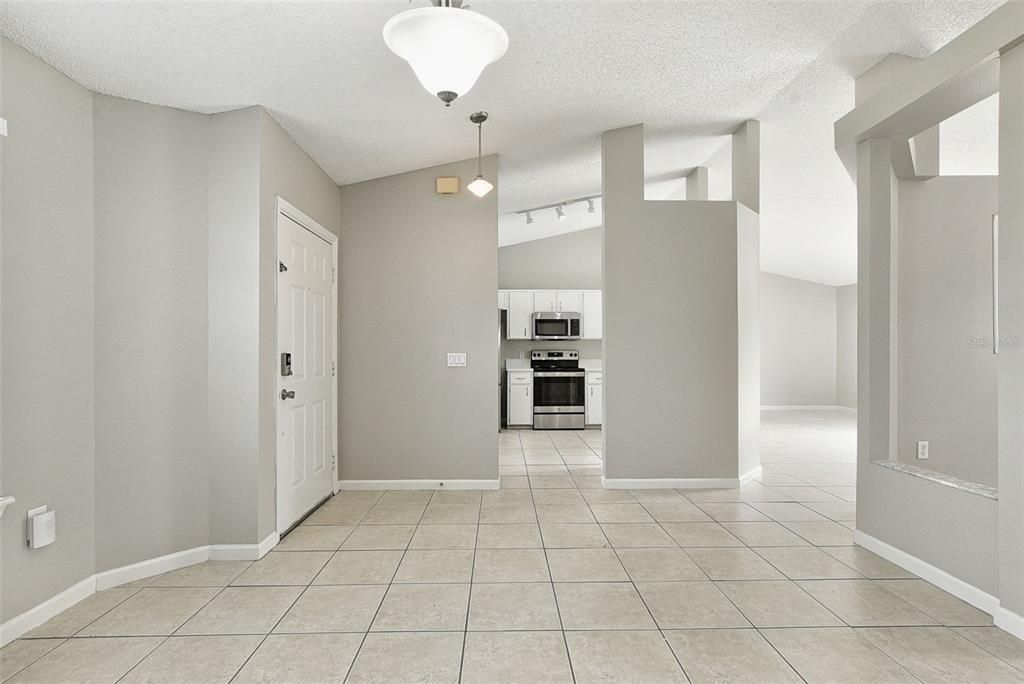 En Venta: $295,000 (3 camas, 2 baños, 1561 Pies cuadrados)