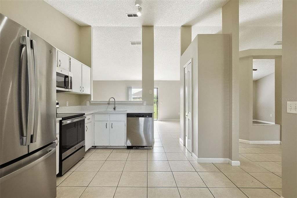 En Venta: $295,000 (3 camas, 2 baños, 1561 Pies cuadrados)