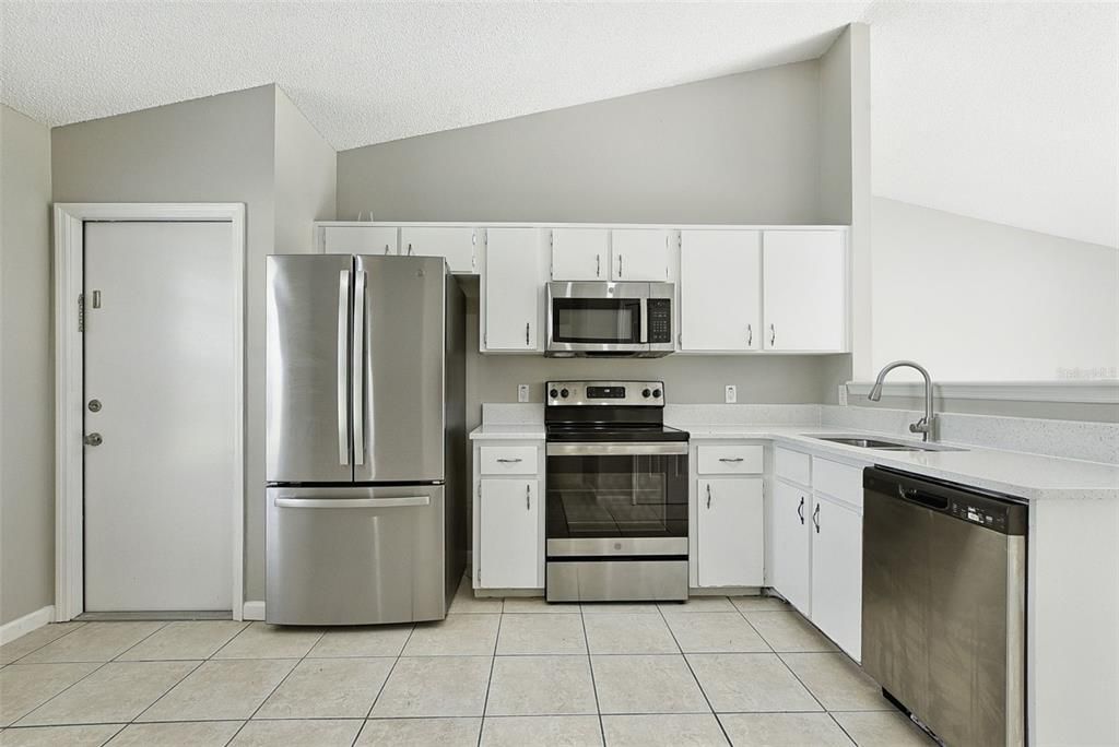 En Venta: $295,000 (3 camas, 2 baños, 1561 Pies cuadrados)