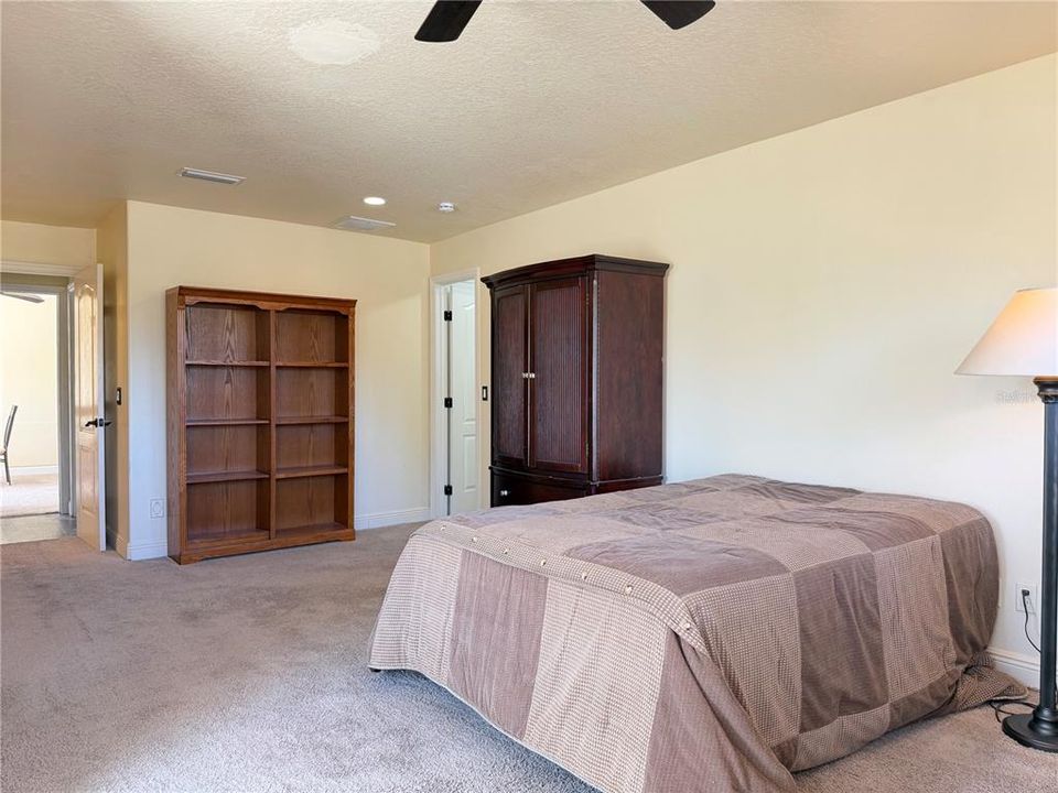 For Rent: $1,600 (1 beds, 1 baths, 700 Square Feet)