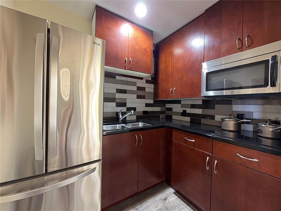 For Rent: $1,600 (1 beds, 1 baths, 700 Square Feet)