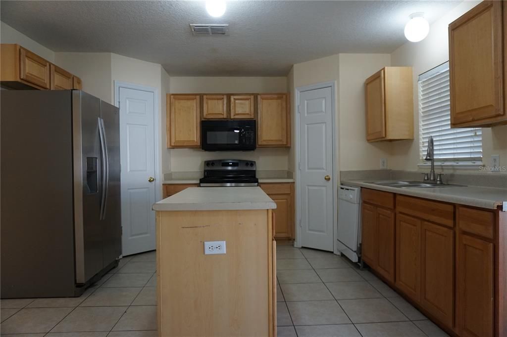 For Rent: $1,950 (4 beds, 2 baths, 2200 Square Feet)