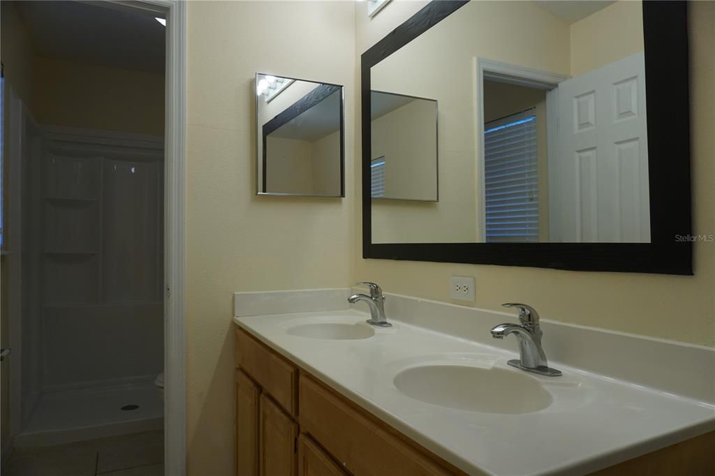 For Rent: $1,950 (4 beds, 2 baths, 2200 Square Feet)