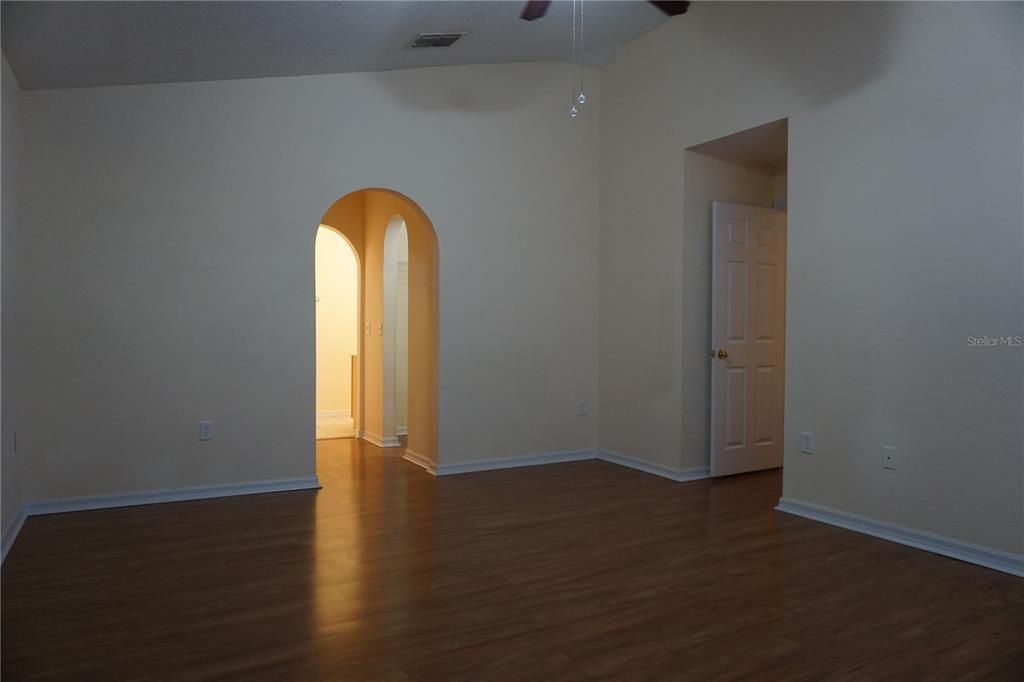 For Rent: $1,950 (4 beds, 2 baths, 2200 Square Feet)