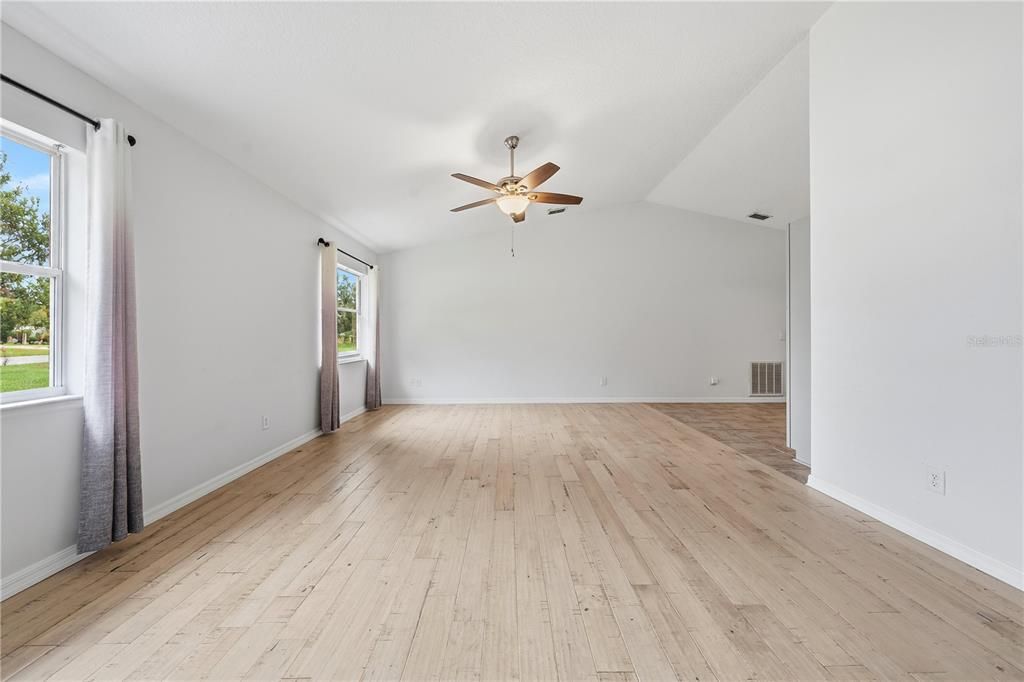 For Sale: $319,900 (3 beds, 2 baths, 1176 Square Feet)
