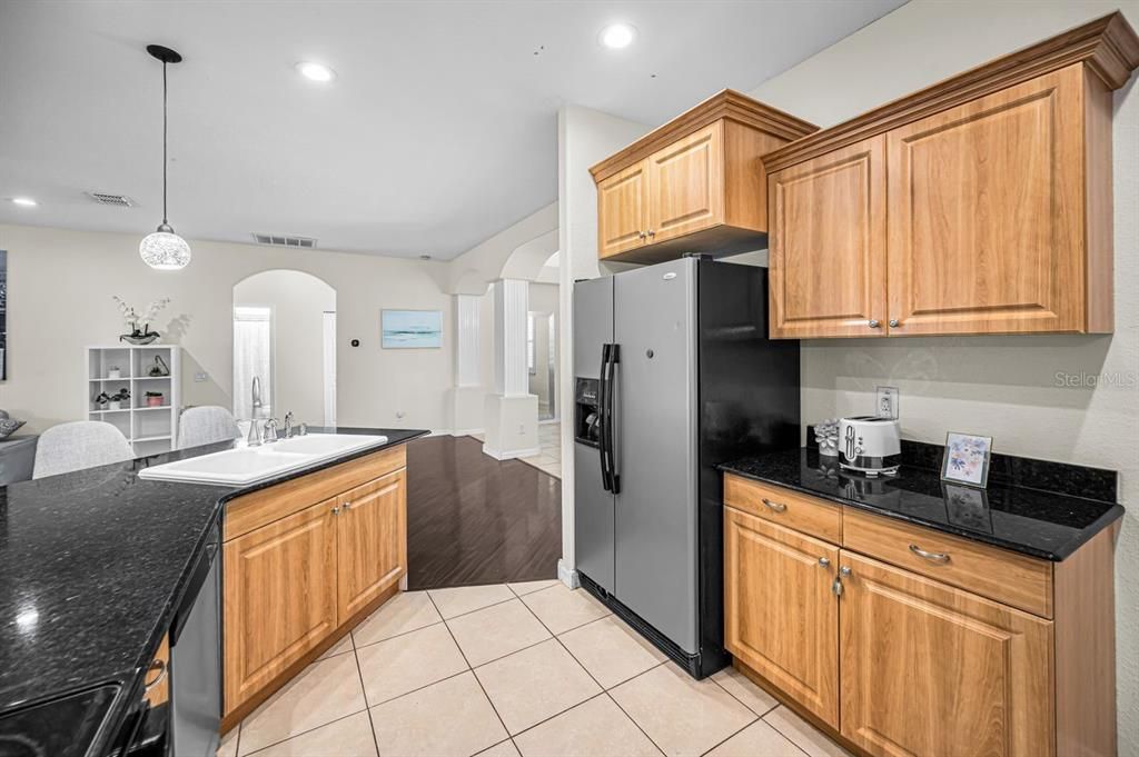 На продажу: $465,000 (4 спален, 2 ванн, 1818 Квадратных фут)