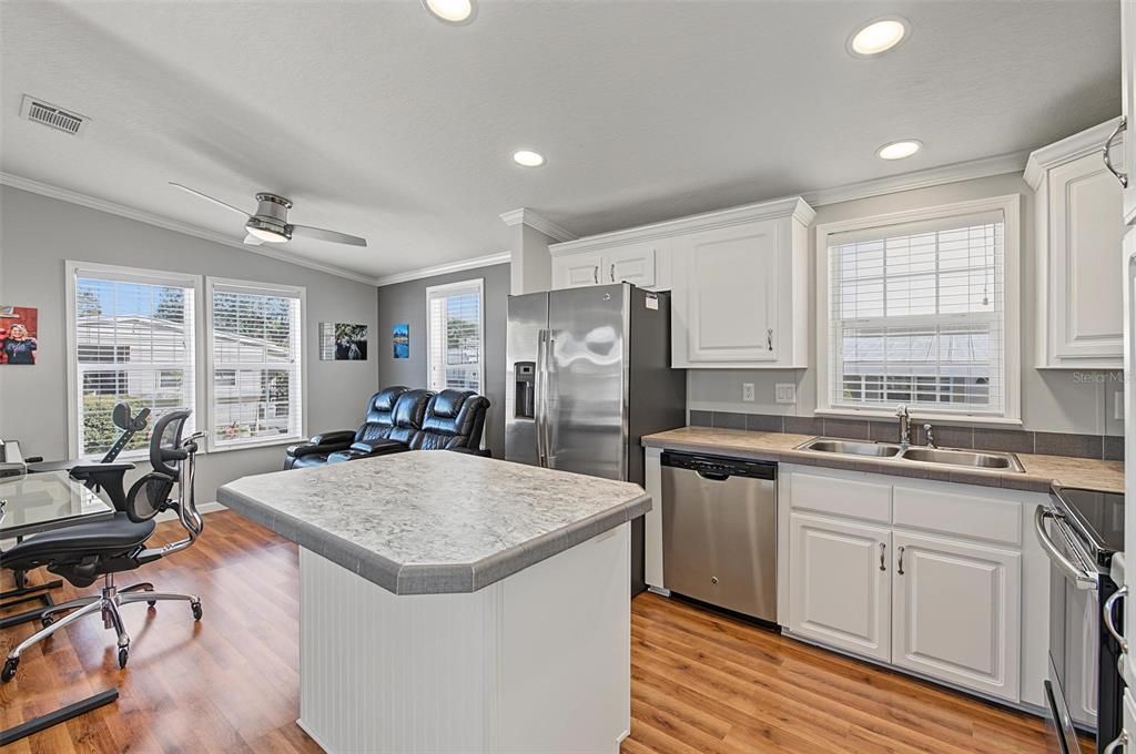 For Sale: $195,000 (2 beds, 2 baths, 996 Square Feet)