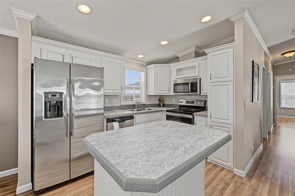 For Sale: $195,000 (2 beds, 2 baths, 996 Square Feet)