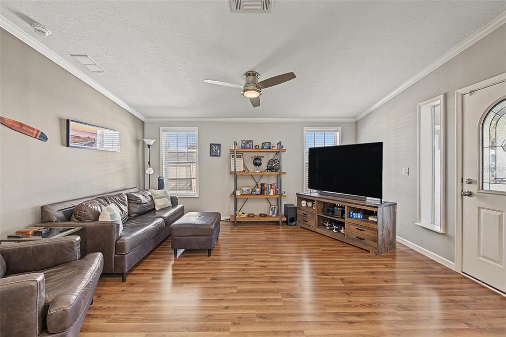 For Sale: $195,000 (2 beds, 2 baths, 996 Square Feet)