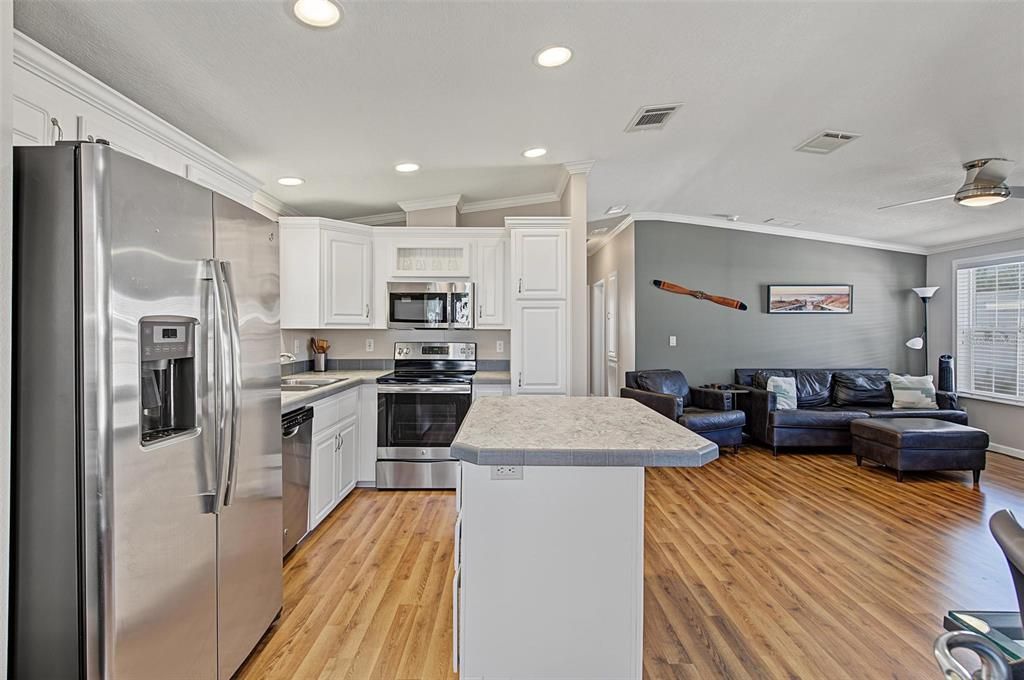 For Sale: $195,000 (2 beds, 2 baths, 996 Square Feet)