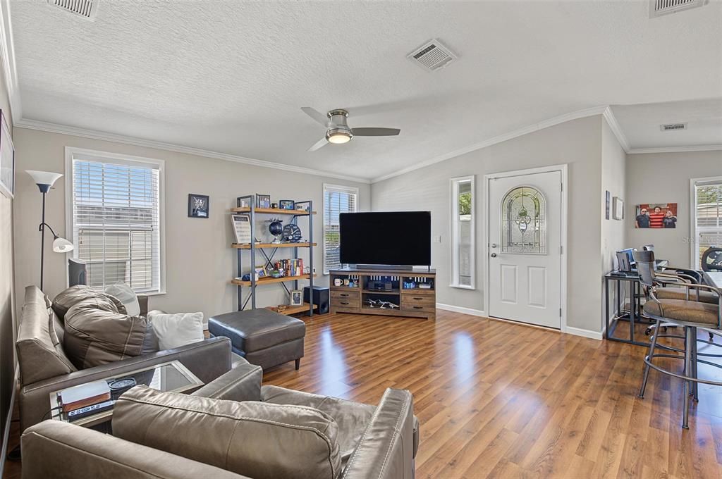 For Sale: $195,000 (2 beds, 2 baths, 996 Square Feet)