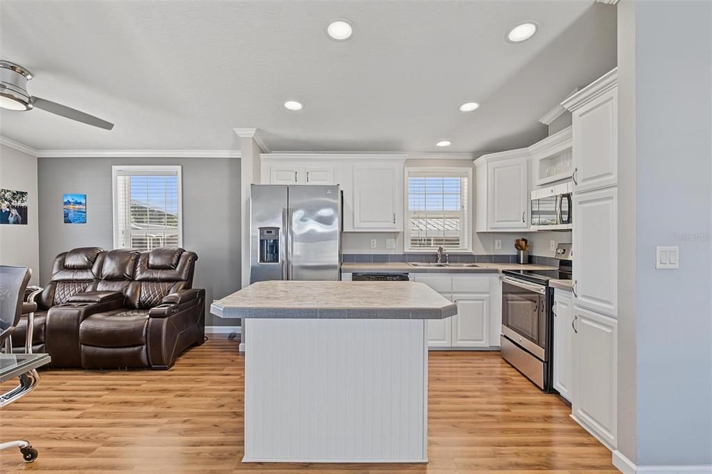 For Sale: $195,000 (2 beds, 2 baths, 996 Square Feet)