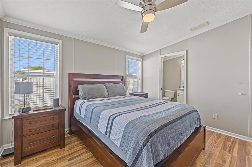 For Sale: $195,000 (2 beds, 2 baths, 996 Square Feet)