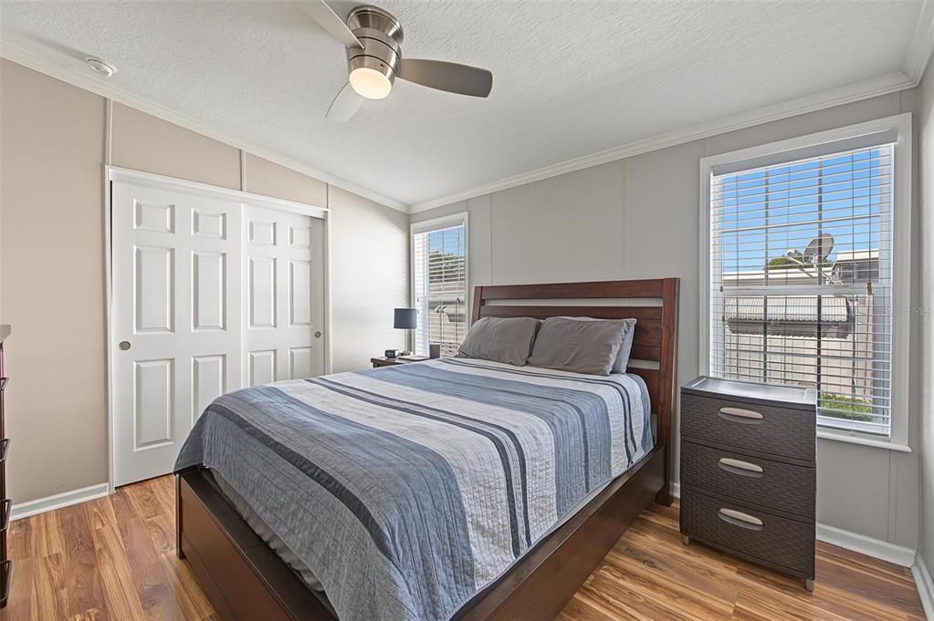 For Sale: $195,000 (2 beds, 2 baths, 996 Square Feet)