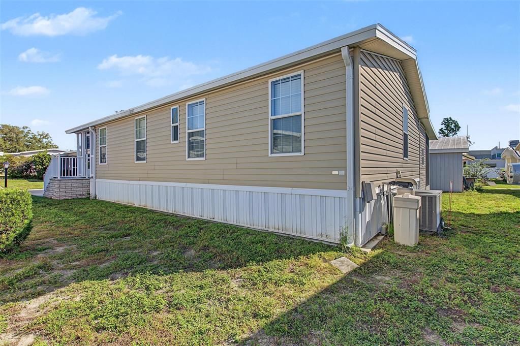 For Sale: $195,000 (2 beds, 2 baths, 996 Square Feet)