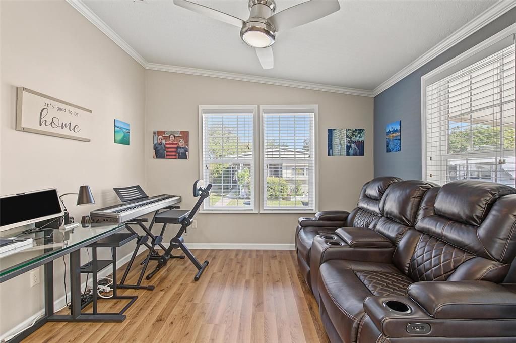 For Sale: $195,000 (2 beds, 2 baths, 996 Square Feet)