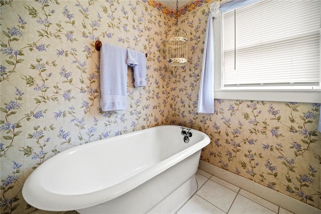 For Sale: $350,000 (4 beds, 2 baths, 2032 Square Feet)