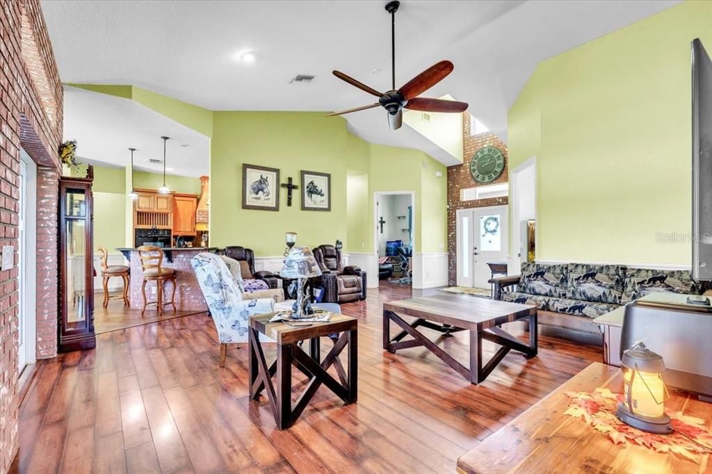 En Venta: $749,000 (4 camas, 2 baños, 2356 Pies cuadrados)