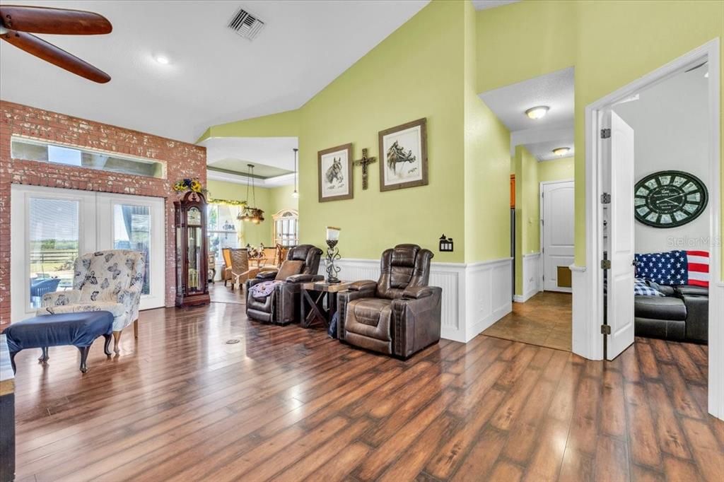 En Venta: $749,000 (4 camas, 2 baños, 2356 Pies cuadrados)