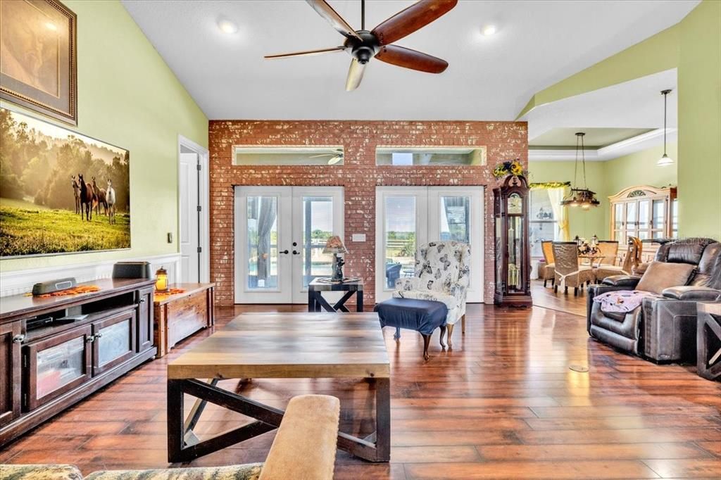 En Venta: $749,000 (4 camas, 2 baños, 2356 Pies cuadrados)