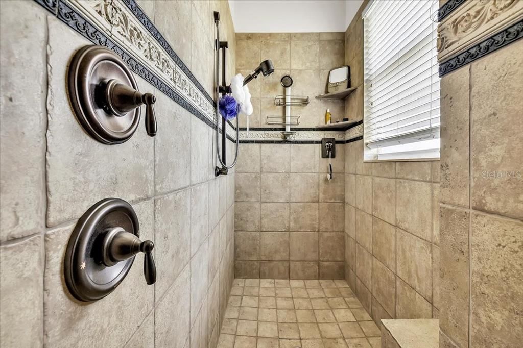 En Venta: $749,000 (4 camas, 2 baños, 2356 Pies cuadrados)