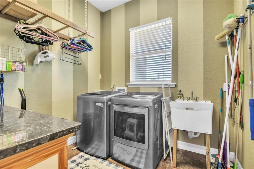 En Venta: $749,000 (4 camas, 2 baños, 2356 Pies cuadrados)