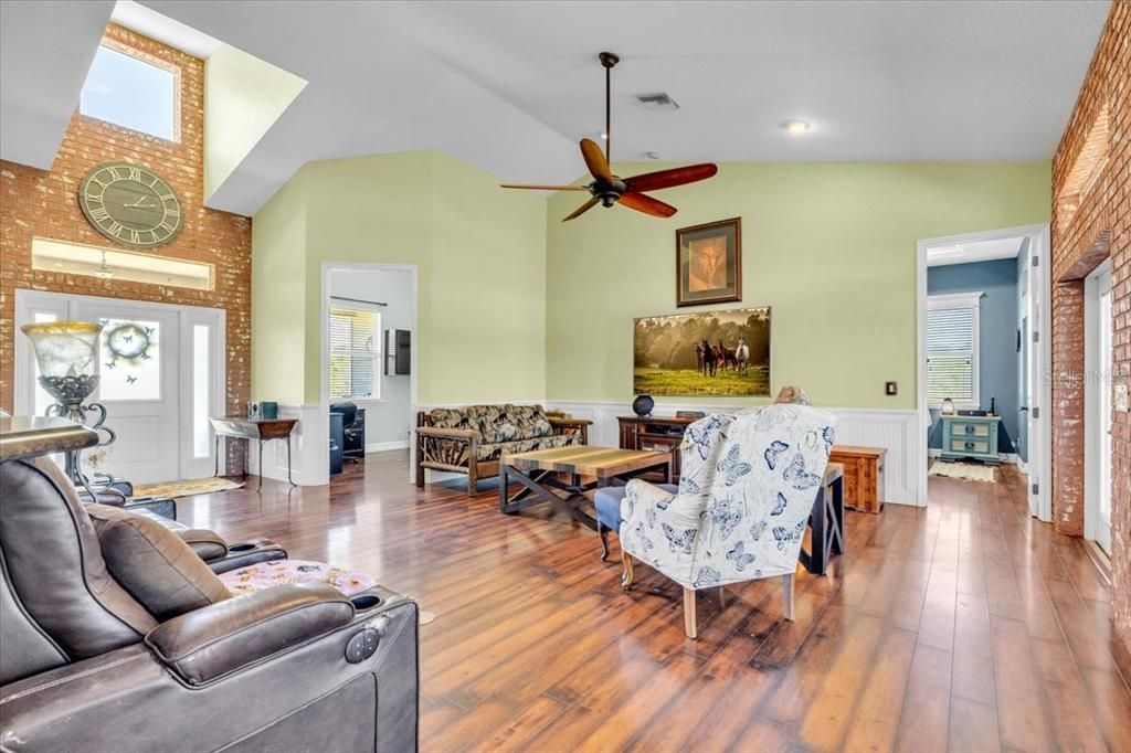 En Venta: $749,000 (4 camas, 2 baños, 2356 Pies cuadrados)