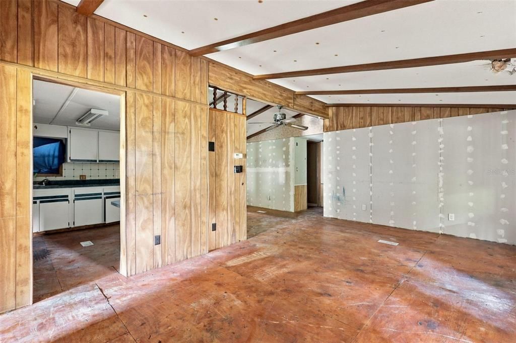 На продажу: $28,000 (5 спален, 3 ванн, 1964 Квадратных фут)