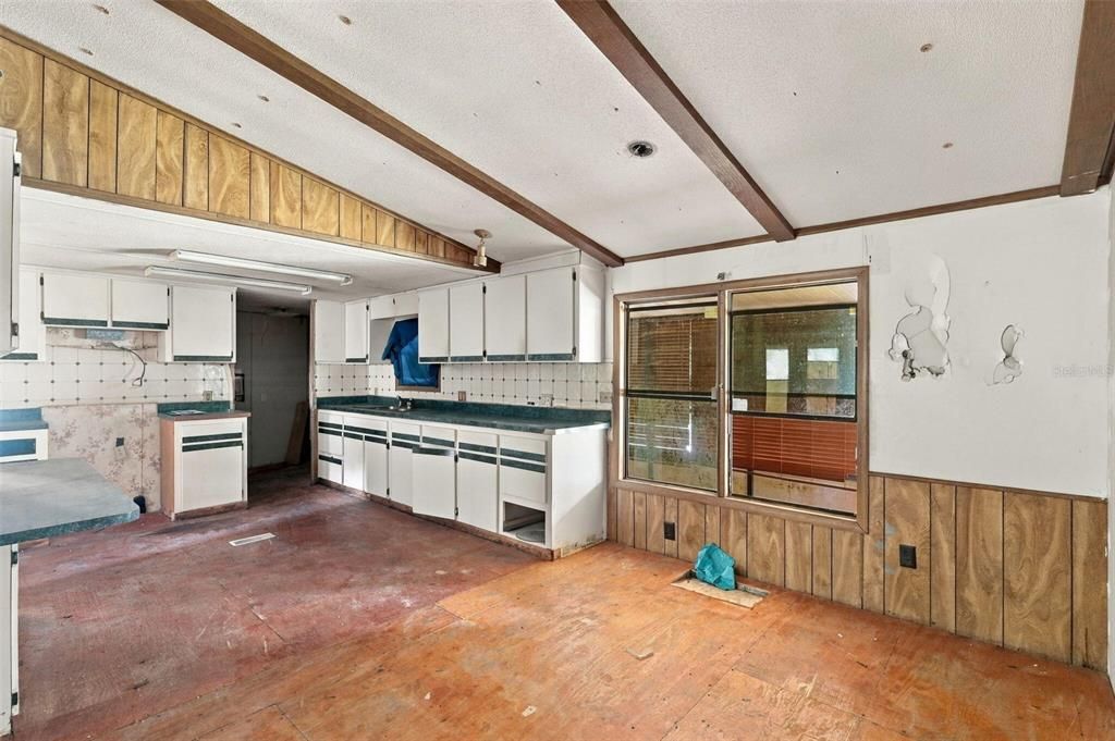 На продажу: $28,000 (5 спален, 3 ванн, 1964 Квадратных фут)