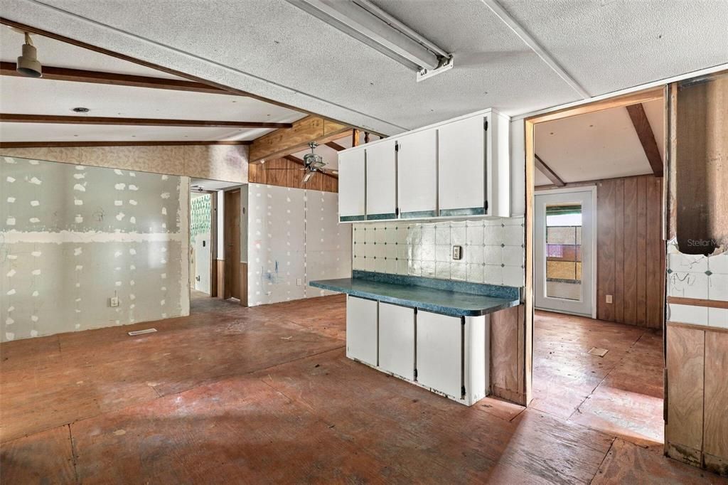 На продажу: $28,000 (5 спален, 3 ванн, 1964 Квадратных фут)