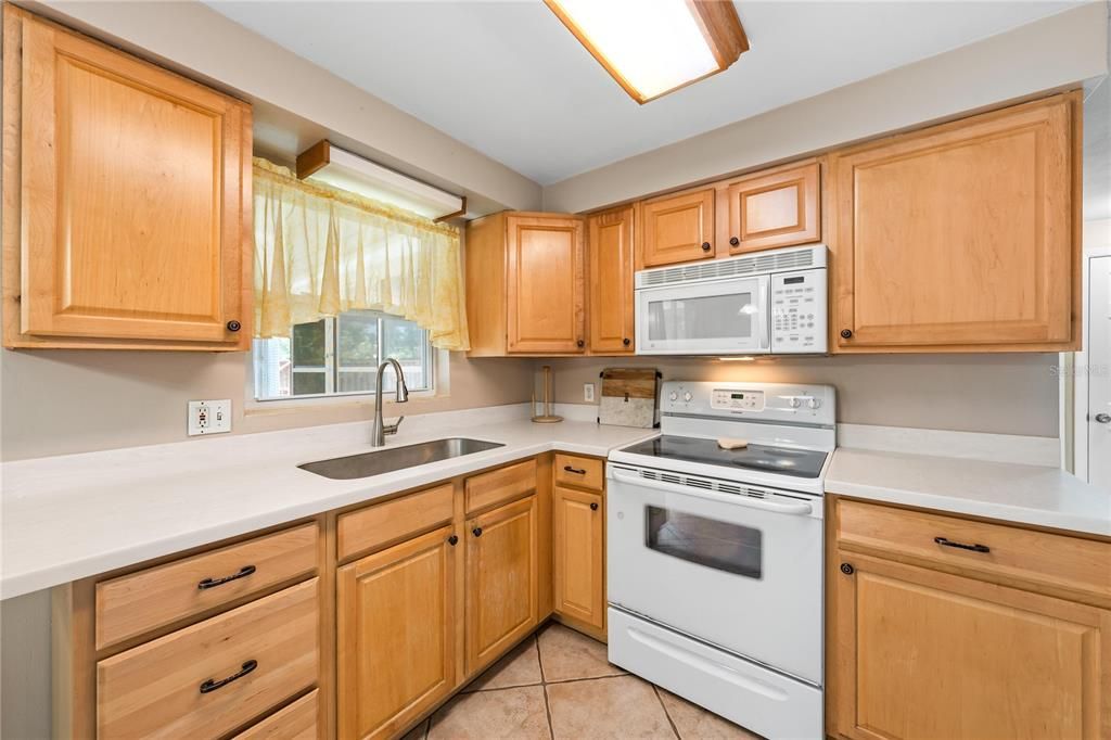 Под контрактом: $199,900 (2 спален, 1 ванн, 855 Квадратных фут)
