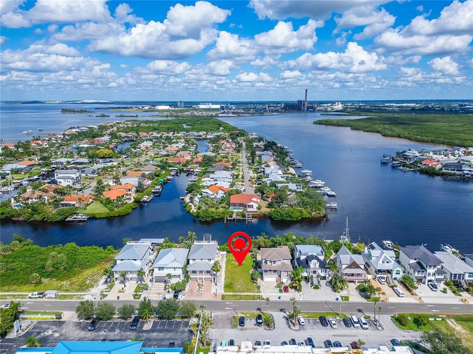 На продажу: $475,000 (0.22 acres)