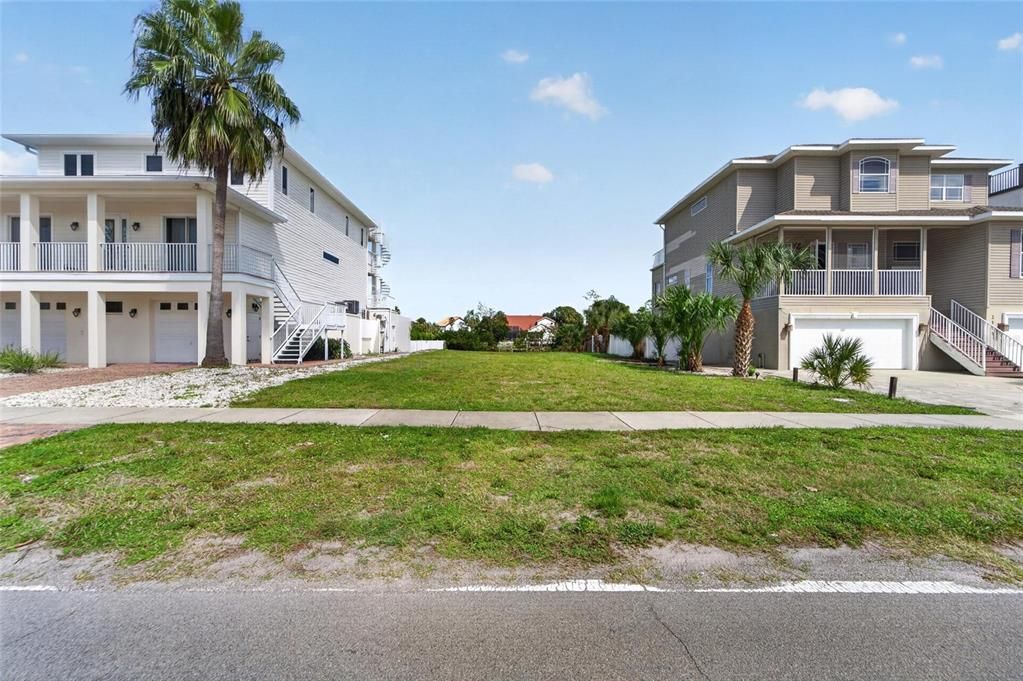 На продажу: $475,000 (0.22 acres)