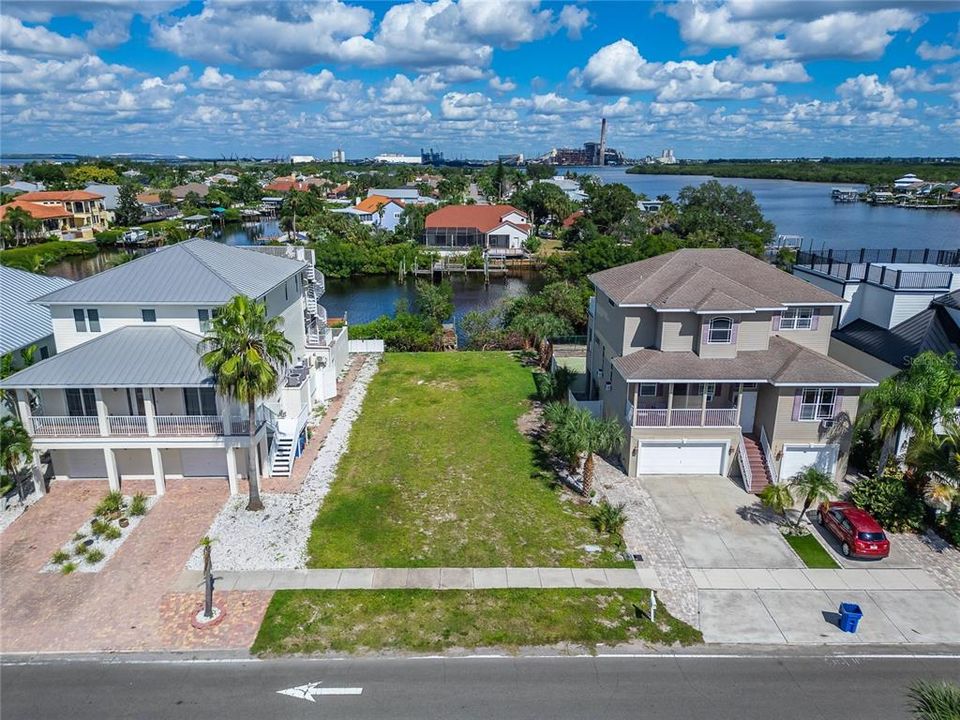 На продажу: $475,000 (0.22 acres)
