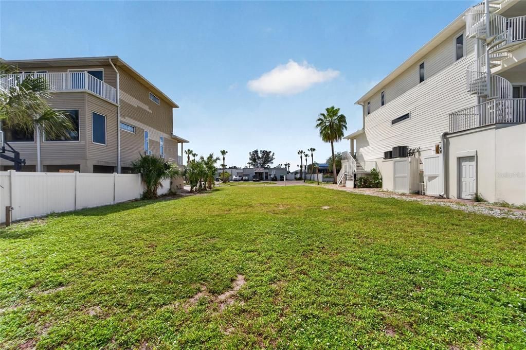 На продажу: $475,000 (0.22 acres)