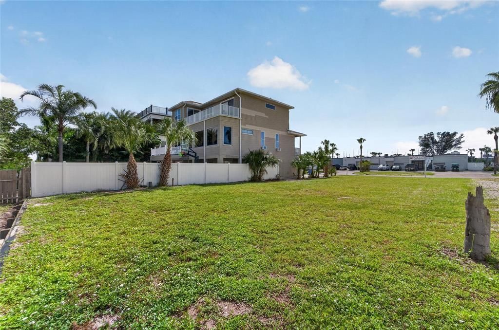На продажу: $475,000 (0.22 acres)