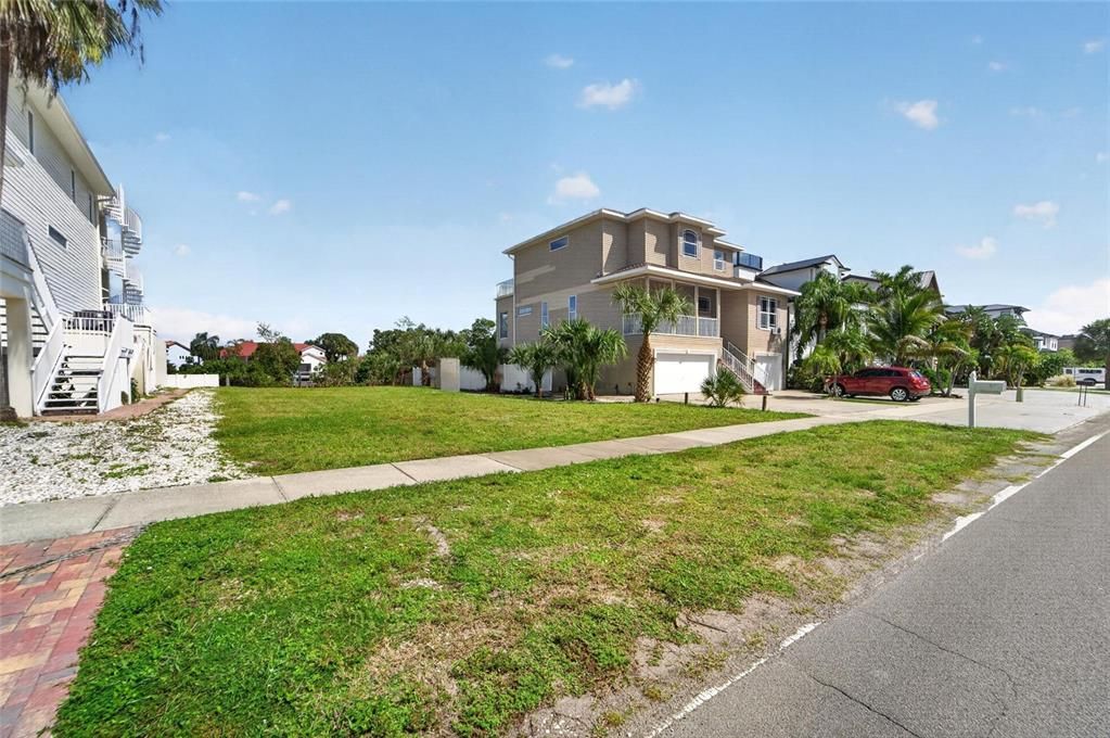 На продажу: $475,000 (0.22 acres)