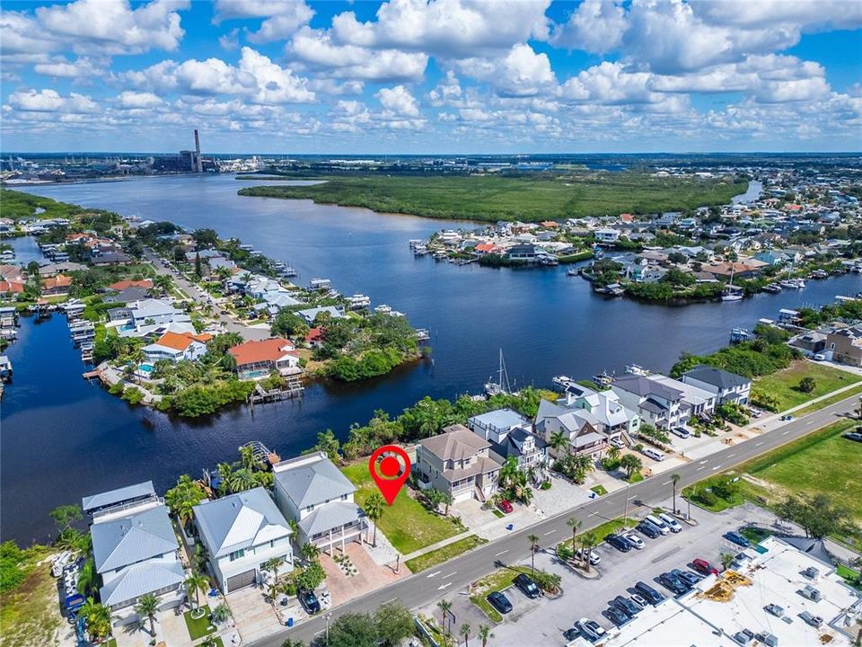 На продажу: $475,000 (0.22 acres)