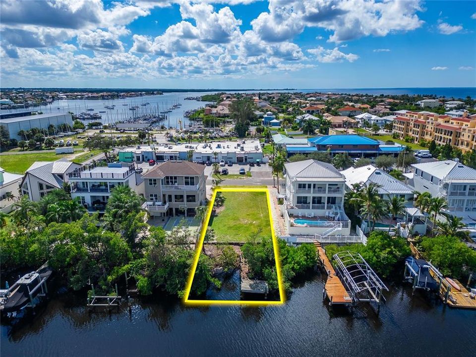 На продажу: $475,000 (0.22 acres)