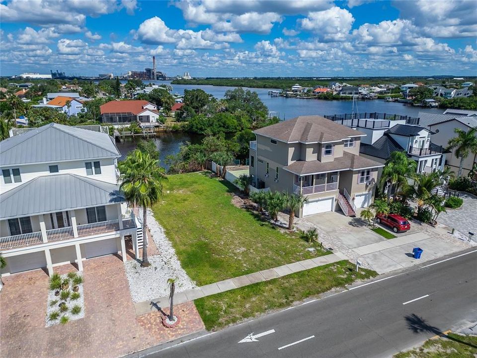 На продажу: $475,000 (0.22 acres)