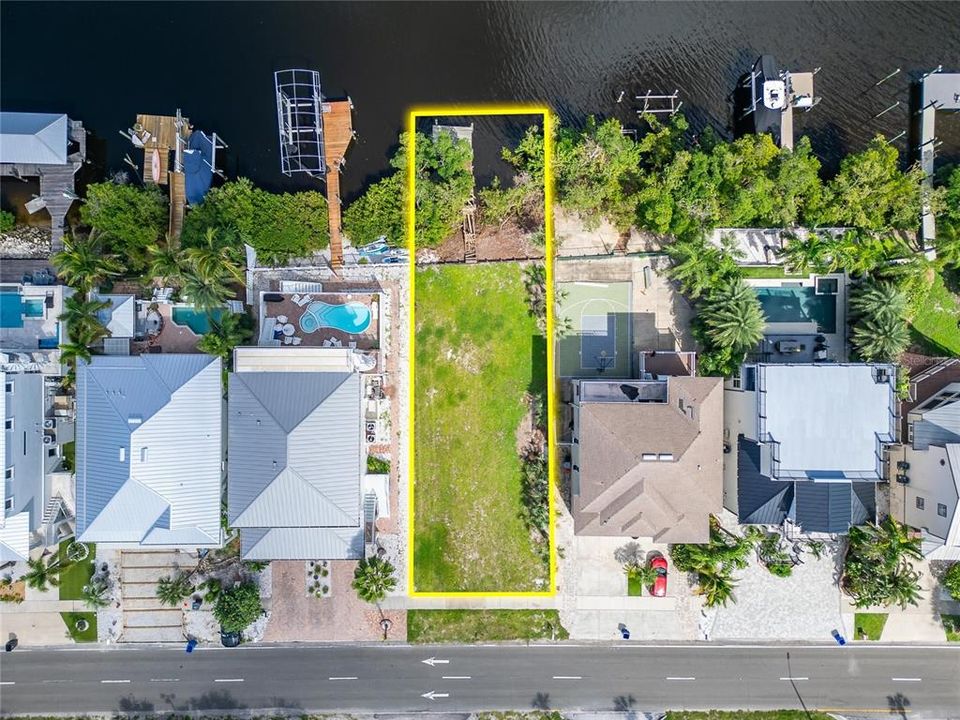 На продажу: $475,000 (0.22 acres)