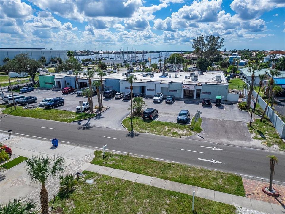 На продажу: $475,000 (0.22 acres)