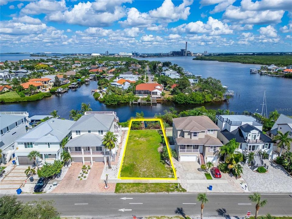На продажу: $475,000 (0.22 acres)
